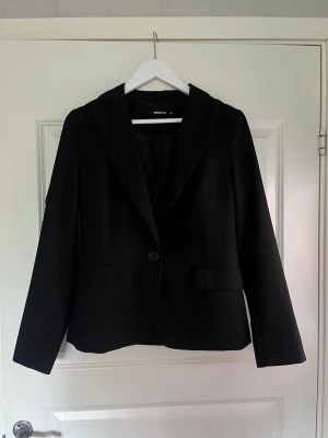 Svart kavaj från Gina Tricot - Jättefin kavaj i nytt skick. Ganska liten i stoleken så skulle säga mer att dem är stolek 38 men såklart från person till person🙌🏻💓