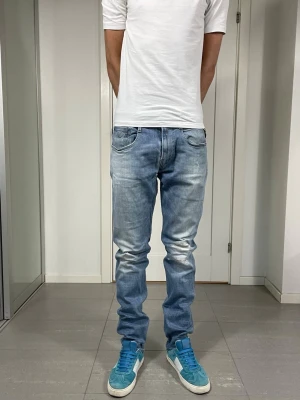 Replay Anbass Jeans  - Säljer nu dessa Replay Anbass Jeans, W34 o L34. Mått:ca 43 o 112 cm. skriv för fler bilder/frågor🙌🏼