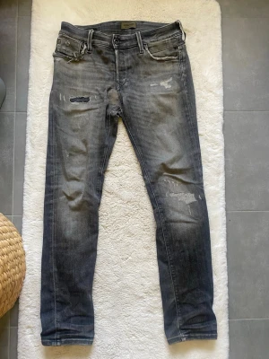 Grå jeans från jack & jones - Snygga jj jeans i mycket bra skick. Inga defekter. Storlek 28/30. Slim fit modell. 
