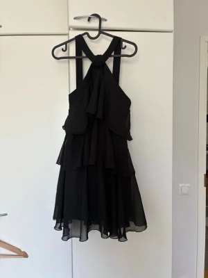 Svart volangklänning - Ny sommarklänning i modell 'Felicia' säljes. Storlek S. Ovh. 70 €, slutsåld åtminstone på Vero Modas hemsida.🤍