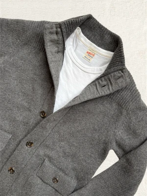 Stickad Cardigan med Knappar - En extremt trevlig stickad cardigan! Står L på lappen, men passar M! Hör av dig vid frågor! 