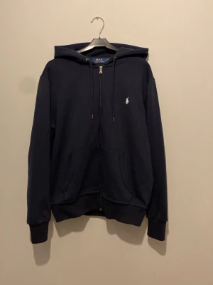 Ralph lauren zip up  - Säljer denna riktigt fetta Ralph lauren tröjan i färgen mörkblå och i strl S. Tröjan är använd 1 gång och är i ny sick. Hör av er vid funderingar😀