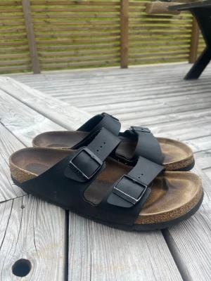 Birkenstock - Säljer ett par Birkenstock i ett mycket fint skick. De är väl omhändertagna och har inga defekter. Dessa är perfekta för dig till sommaren som kan användas på stranden och i vardagen. Det är också  bekväma att gå i och enkelt att matcha med andra kläder.
