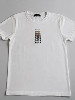 Vit BOSS t-shirt med broderad logga - Vit t-shirt från Hugo Boss med broderad BOSS-logga i flera färger på bröstet. Klassisk rund halsringning och korta ärmar. Tillverkad i mjuk bomull som känns skön mot huden. Perfekt för en clean och stilren look. Fraktas samma dag 📦💨