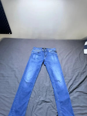 Blå raka jeans från replay.  - Snygga blå jeans från replay med klassisk rak passform och fem fickor. Jeansen har en lätt tvättad look och är tillverkade i bomull med lite stretch för extra komfort. Perfekta till en avslappnad stil och passar till det mesta.
