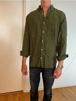 Massimo Dutti Linneskjorta - Säljer nu denna fina linneskjortan från Massimo Dutti. Bra skick, inga skavanker. Modellen är 176, 60kg. Skriv vid frågor