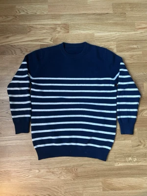 Randig tröja  - Säljer en stickad randig tröja. Väldigt bra skick, sitter som en XS
