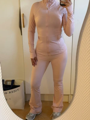 Ljusrosa träningsset från Lululemon - Size S , labels have been cut unfortunately , but the product is in perfect conditions 💖🫶🏻 negotiable price 🌸