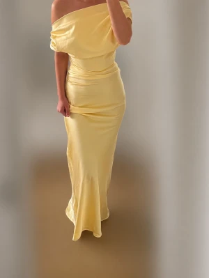 Slutsåld Satin klänning - Säljer denna ”Draped Satin Maxi Dress” från Gina Tricot, helt slutsåld och väldigt populär just nu. Passar till balen eller som bröllopsgäst! 
