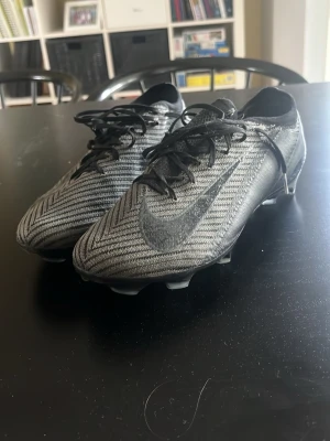 Nike Mercurial Air Zoom 16 Elite SG - Sparsamt använda Nike Elite fotbollskor.  Fungerar på både konstgräs och naturgräs. Storlek 43. Köpta för 2500. Största defekten är ändarna på skosnörena som har tappat plastbiten som sitter fast där