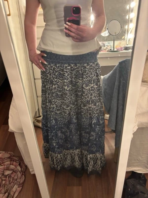 Lång kjol - Säljer denna jätte snygga lång kjol som jag ärvt från min mamma. Är perfekt i längd för mig som är 165. Den är i storlek XL men passar perfekt på mig som har storlek M. Men är super stretchig i midjan så skulle nog kunna passa från storlek S och uppåt. Vid frågor eller funderingar så är de bara att skriva till mig. Pris kan diskuteras🩷