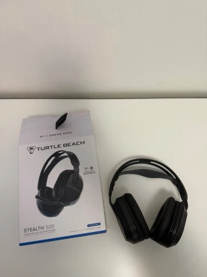Turtle Beach Stealth 500 trådlösa hörlurar - Säljer ett par svarta Turtle Beach Stealth 500 gaminghörlurar med trådlös anslutning via Bluetooth. Over-ear design med justerbar huvudbygel och inbyggd mikrofon. Perfekta för gaming på PC och Playstation. Snygg och modern look i plastmaterial.