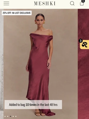 Vinröd satinklänning från Meshki - Säljer en vinröd, axelbandslös maxiklänning från Meshki i glansigt satintyg. Klänningen har en asymmetrisk off-shoulder design och en draperad rygg. Aldrig använd, säljs med orginalförpackning. Verkligen så fin och perfekt för balen eller liknande!