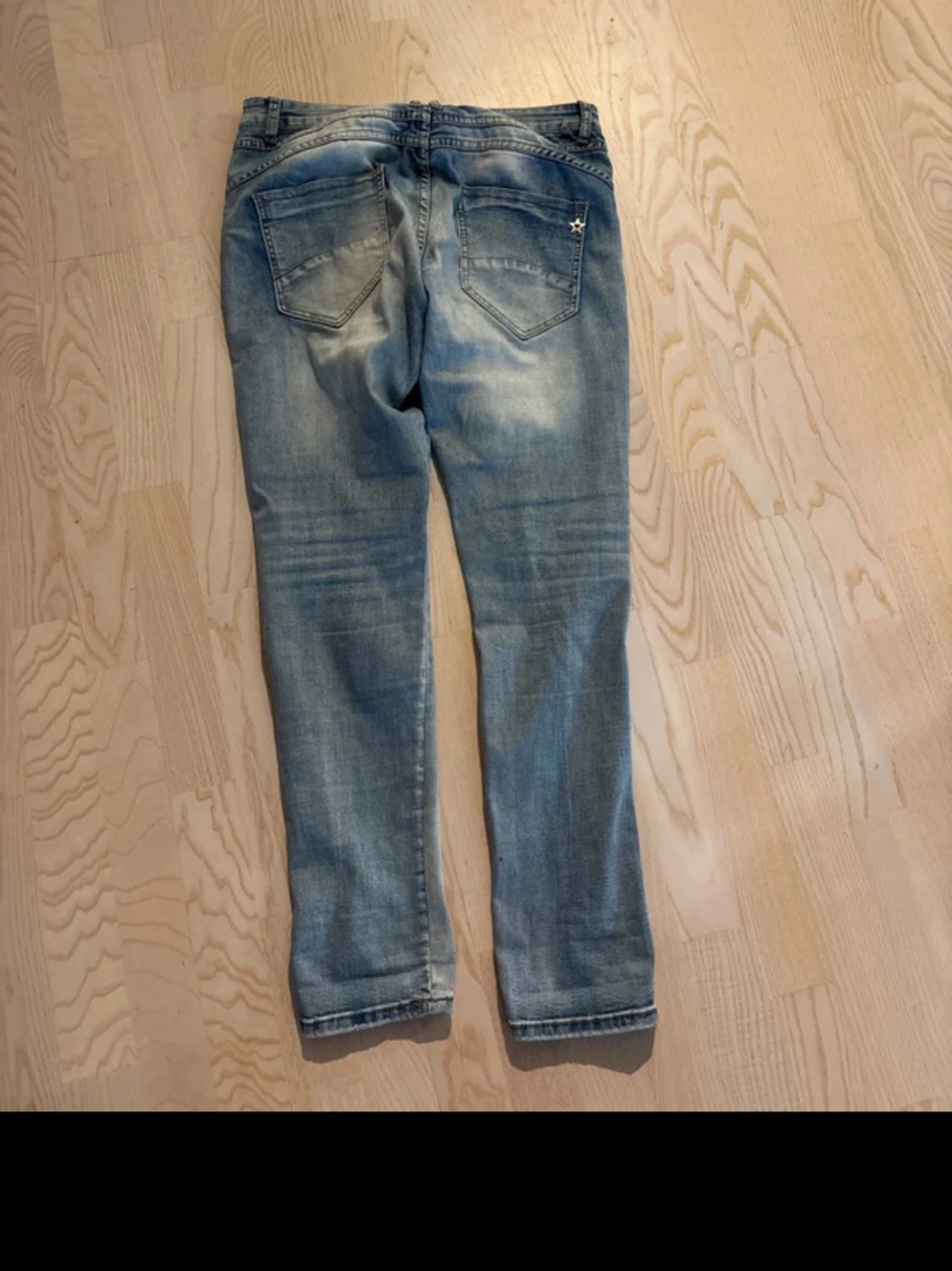 Blå jeans med silverrevärer - 1
