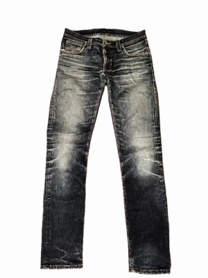Nudie Jeans - Ett par marinblåa nudie jeans, med 3 års fades, perfekt för dig som vill ha en stilig fade look utan processen bakom det. Svåra att få tag i, precis anlänt i lagret, kontakta oss kring frågor och funderingar! Storlek: W29-30 L32-34