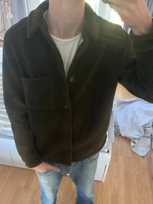 Teddy overshirt från Zara - Snygg overshirt i ”teddy” material i en Brun/Mörkgrön färg | Storlek M | Mycket bra skick✅|