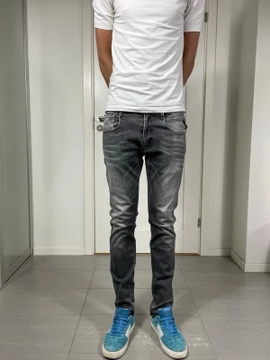 Replay Anbass Jeans  - Säljer nu dessa Replay Anbass Jeans, W30 o L32. Mått: ca 37,5-38 cm o 105 cm. skriv för fler bilder/frågor🙌🏼