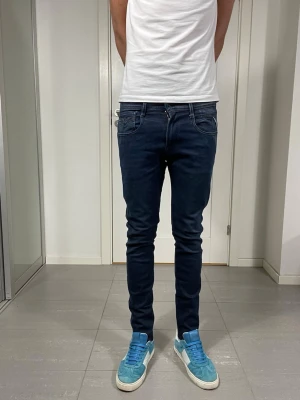 Replay Anbass Jeans  - Säljer nu dessa Replay Anbass Jeans, W29 o L30, mått ca 37,5 o 102 cm. skriv för fler bilder/frågor🙌🏼