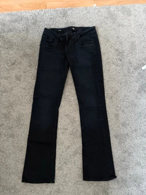 Nattblå bootcut jeans från LTB - Snygga nattblå jeans från LTB, modell Valerie. Jeansen har klassisk femficksdesign, bälteshällor och bootcut passform. Tillverkade i stretchigt denimtyg för extra komfort. Perfekta för en trendig och avslappnad stil. Nypris är 900