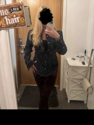 Carin Wester denim figursydd skjorta/jacka strl 36 - Har kommit till insikt att skjortan/jackan är för liten för mig. Tar emot att sälja då den är så snygg!!  Aldrig använd så i nyskick. Lite figursydd, går in lite i midjan som jag försökt få på bild.   Storlek 36 (skulle säga normal)  100% bomull Nypris 699:-