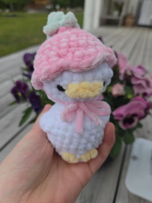 Virkad anka med blomhatt - Söt handvirkad anka med söt blomhatt. Skulle man välja ha annan färg på anka eller hatt så är det bara att kontakta mig❤️🌸