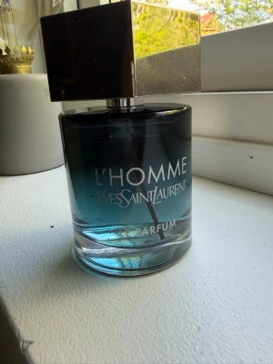 YSL L’homme Le parfum - L'Homme Le Parfum är en träig, intensiv parfym. Doften kombinerar friska citrusnoter med djupa träinslag av ceder och bärnsten. Använd men ca 90ml kvar se bild. 