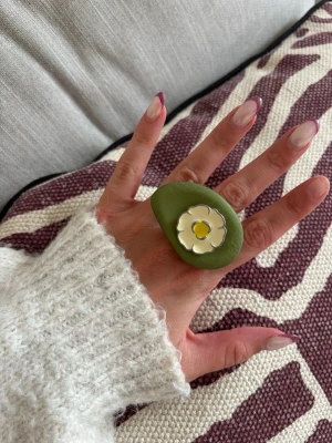 Ring - Säljer denna handgjorda ring.  Knapparna är vintage men själva ringen/ringstommen är helt ny och oanvänd. Materialet är rostfritt stål och varken tappar färg eller färgar av sig på huden. Ringen tål vatten. Storleken är justerbar, man kan trycka ihop och dra isär ringen till önskad storlek. Perfekt för dig som vill bära något unikt!