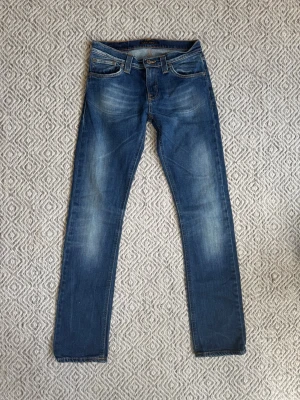 Nudie jeans - Nudie jeans - Modell:lapp saknas(tror Slim Jim) - Storlek: lapp saknas(gissar på W27/L32) - skick: 9/10 - Nypris runt 2000kr Bara att höra av sig vid minsta fundering!🤩