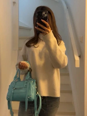 Beige  stickad tröja - Mysig beige stickad tröja med avslappnad passform och rund hals. Tröjan har långa ärmar och är perfekt för lager på lager. Passar till jeans eller kjol för en enkel och stilren look.