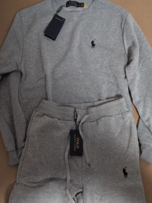Ralph Lauren set - Ralph Lauren set in grey. Sweatshirt and sweatpants, both size M. Really comfortable and clean. Great for lazy days or running errands. Let me know if you're interested. I can give you a good deal if you buy fast.