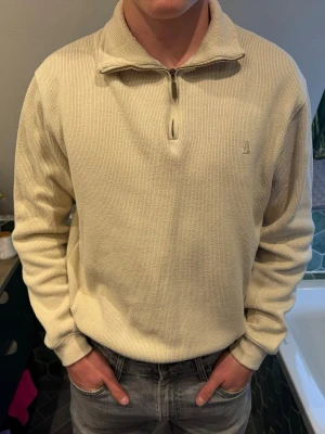 Beige halvzip tröja med krage - Beige stickad tröja med halvzip och hög krage. Storlek M/L! 