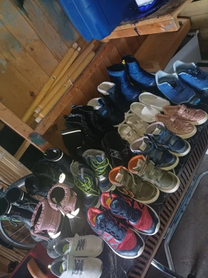 Blandade barnskor i olika färger - Säljer ett gäng barnskor i olika modeller och färger, bland annat sneakers, sandaler, stövlar och vinterkängor. Färgerna varierar från blått, rött, grönt, rosa till beige och svart. Skorna har olika material som textil, syntet och gummi. Perfekt för dig som vill ha flera alternativ till barnen.