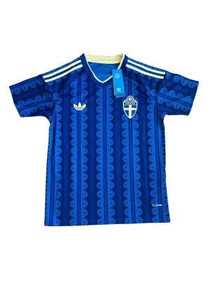 Blå Sverige matchtröja Adidas - Snygg blå matchtröja från Adidas med Sveriges landslagsemblem på bröstet och vita Adidas-ränder på axlarna. Tröjan har ett unikt mönster i olika blå nyanser, gul detalj vid kragen och är tillverkad i ett lätt, ventilerande material. Perfekt för fotboll eller träning.