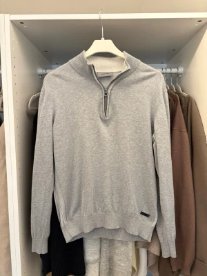 Pierre Cardin tröja - Ljusgrå tröja med halvzip. 