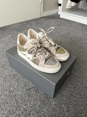 Beige och vita sneakers från Zadig & Voltaire - Zadig & Voltaire skor i storlek 38. Har använt dom några gånger.