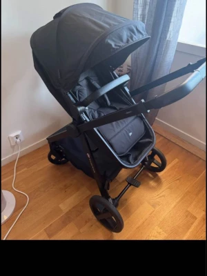 kinderkraft NEWLY 3-in-1 - Kinderkraft barnvagn i färgen classic black. Använd några gånger utomhus. Och en period som sovvagn inomhus när sonen endast sov i vagn. Säljes utan babyskydd men du får med adaptrar m.m.  Nypris: 3199:-  Det lägre priset är pga skönhetsfel (se bild), några stygn har gått upp. Detta påverkar ingenting och går enkelt åtgärda med nål och tråd.         - Inkluderar: regnskydd, bilstolsadapter. - Rekommenderad ålder: Från nyfödd.