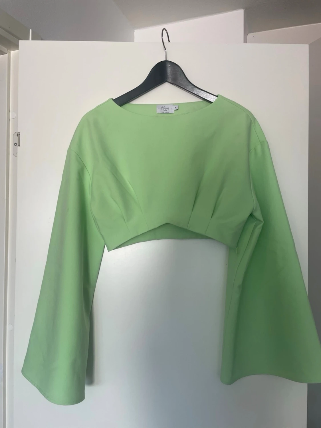 Ljusgrönt set med långarmad croptop och omlott kjol - 1