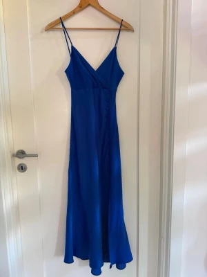 Blå klänning från Zara - Blå midiklänning från Zara💙💙Perfekt för midsommar, sommarkvällen eller utomlandsresan! Använd fåtal gånger!