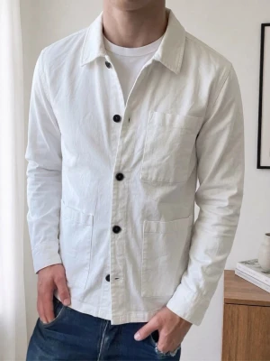 Vit overshirt - Vit overshirt i strl M men sitter som S. Bra skick och hör gärna av er vid frågor elr funderingar!!