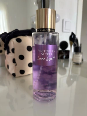 Victoria's Secret Love Spell mist - Fräsch body mist från Victoria's Secret i doften Love Spell. Perfekt för dig som gillar söta och fruktiga dofter. Ej helt full (se bild)💗