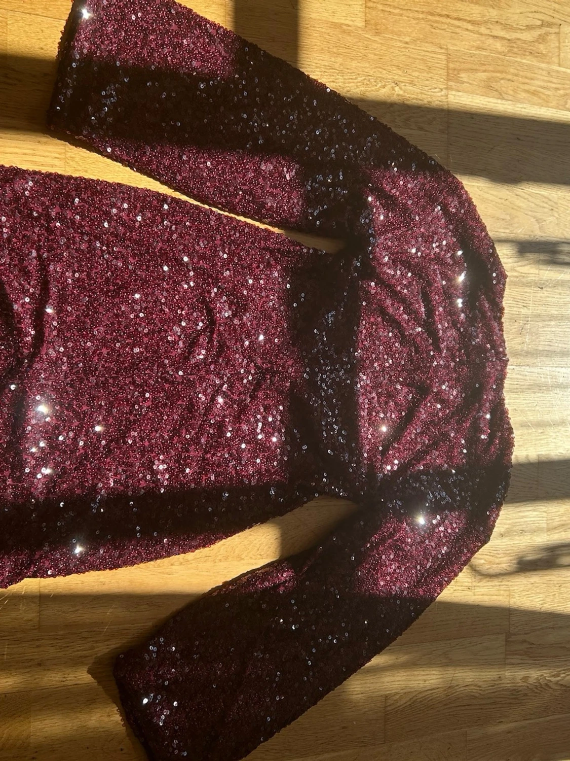 Vinröd glittrig paljettklänning - 1