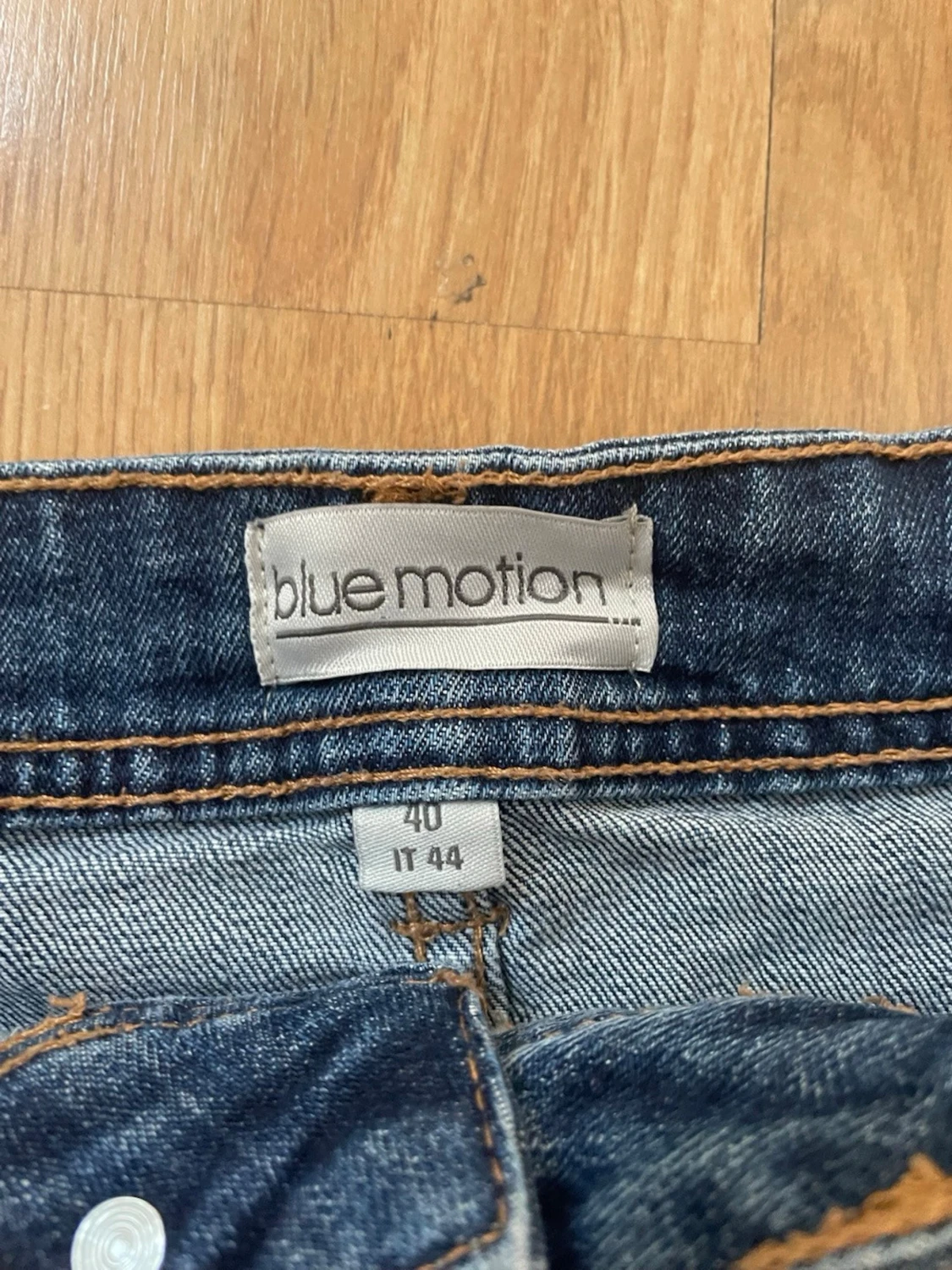 Mörkblå jeanskjol med slitningar - 2