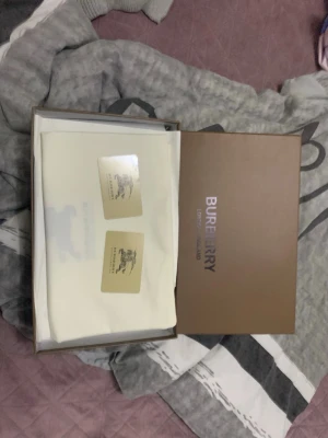 Skor från burberry - Helt nya burberry skor, inte ens använda en enda gång. Väldigt enkla att styla och matchar med allt.
