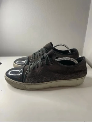 Olivgröna Lanvin skor  - Snygga olivgröna skor från lanvin, med mocka vid sidorna och vid tårn glans, säljer dessa för 650kr Nypriset på dessa är 4500kr så enligt mig bra pris. Kontakta mig vid vilken fråga som helst!🙌🏼