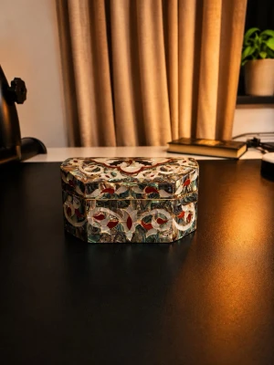 Mosaik smyckeskrin i trä - Unikt smyckeskrin i trä med färgglad mosaik i rött, grönt, vitt och blått. Skrinet har en oktagonal form och insidan är klädd i beige tyg. Perfekt för att förvara ringar, halsband eller andra småsmycken.