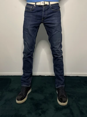 Replay Jeans - Exklusiva Replay jeans till ett billig pris!🤩Modellen är 187 cm och väger 70 Kg!🤩Storleken är 30/32