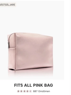Ljusrosa necessär från CAIA - Få plats med makeup, hudvård och borstar i denna praktiska och fina necessär. CAIAs Fits All har perfekt storlek för mer än bara det viktigaste och är tillverkad i syntetiskt material som är lätt att torka av och hålla rent — och den är 100 % vegansk. 25cm bredd, 17,5cm hög, 8,5cm bredd