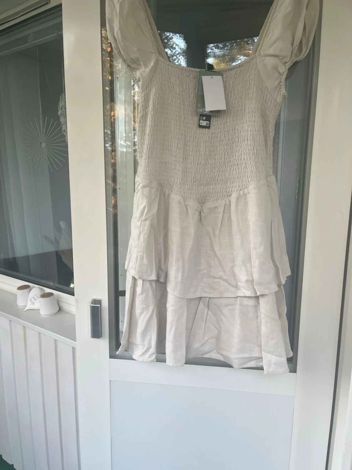 Beige volangklänning med puffärm - 2