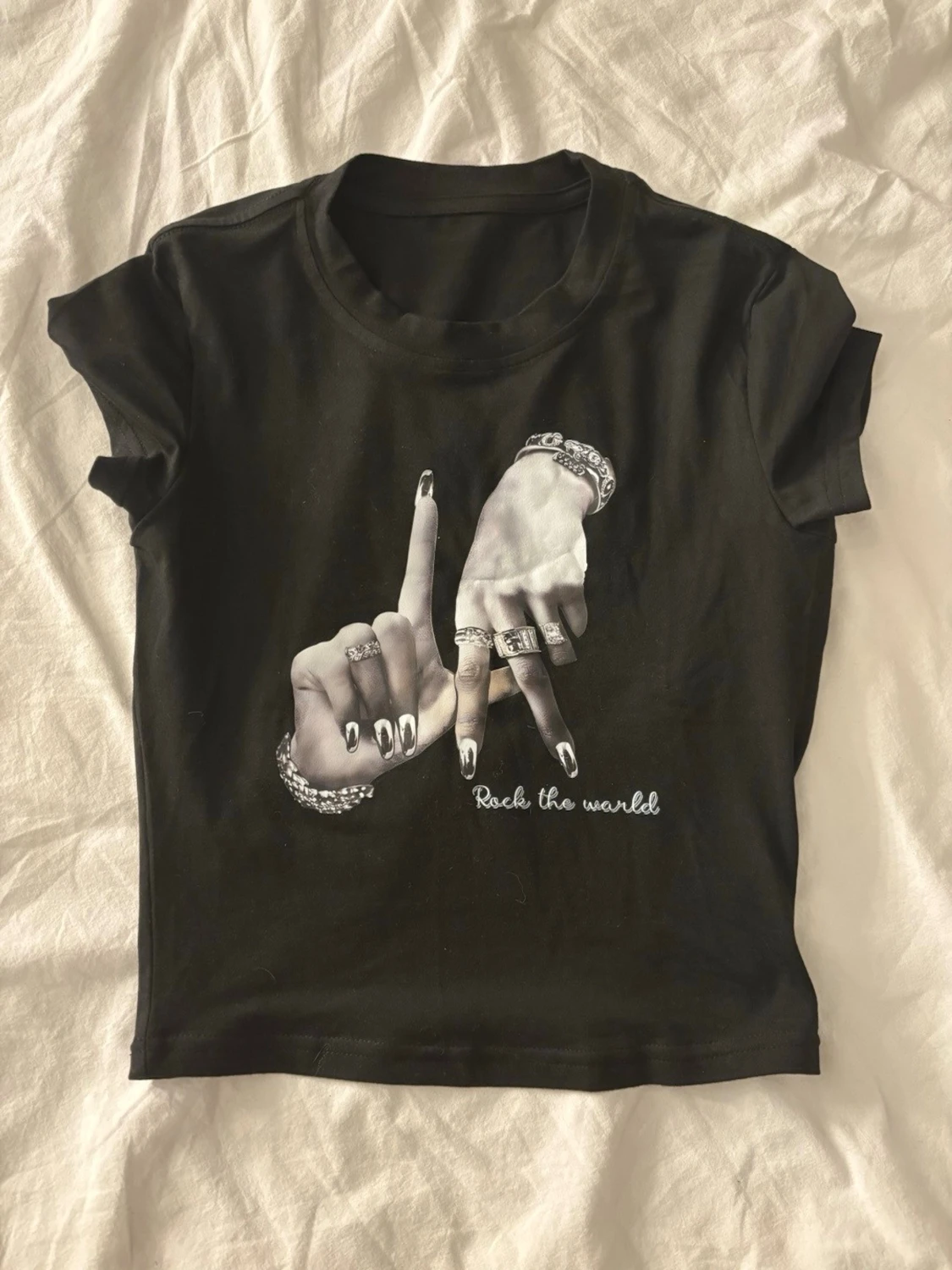 Svart t-shirt med tryck och smycken
