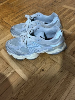 Grå New Balance 9060 - New balance 9060, storlek 38, använt skick. Priset kan diskuteras